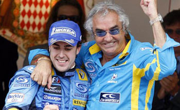 بریاتوره در کنار آلونسو، راننده وقت تیم رنو