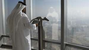 یک شهروند دوبی در طبقه ۱۲۲ در روز افتتاح برج. در این طبقه می‌توان به وسیله دوربینی که در بیرون از ساختمان نصب شده بر روی یک مانیتور صحنه شهر را دید. 