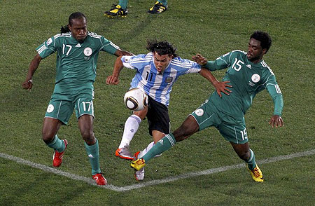 Argentina's Carlos Tevez (C) fights for the ball against Nigeria's Peter Odemwinge and teammate Haruna Lukman during a 2010 World Cup Group B soccer match at Ellis Park stadium in Johannesburg June 12, 2010.