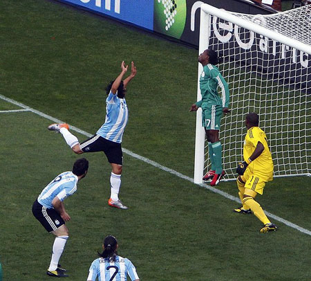 Nigeria's Chidi Odiah (17) and goalkeeper Vincent Enyeama fail to stop a goal by Argentina's Gabriel Heinze (not in picture) during their 2010 World Cup Group B soccer match at Ellis Park stadium in Johannesburg June 12, 2010.