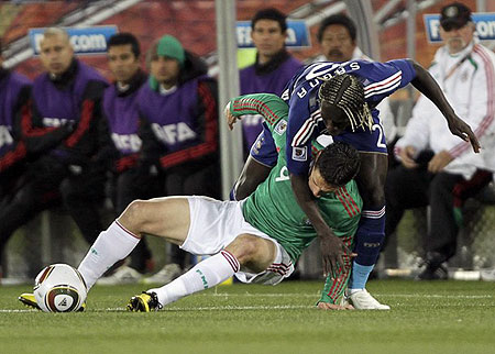 Mexico's Guillermo Franco (L) fights for the ball against France's Bacary Sagna during the 2010 World Cup Group A soccer match at Peter Mokaba stadium in Polokwane June 17, 2010.