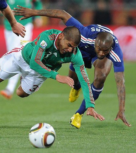 France's defender William Gallas (R) vies with Mexico's defender Carlos Salcido during their Group A first round 2010 World Cup football match on June 17, 2010 at Peter Mokaba stadium in Polokwane.