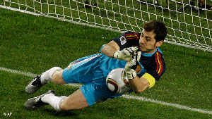 ایکر کاسیاس، دروازبان اسپانیا، در حال مهار ضربه‌ پنالتی
