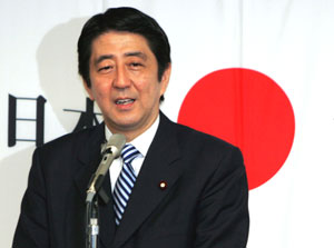 شینزو آبه، دبیر کابینه ژاپن