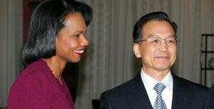 ون جیابائو (Wen Jiabao) نخست‌وزیر چین پس از دیدار با کاندولیزا رایس، وزیر امور خارجه آمریکا 