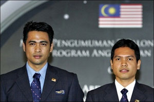 شیخ مظفر -چپ و فیض -راست فضانوردان مالزیایی