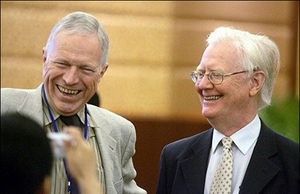 ادموند اس فلپس -چپ و جیمز میرلیس -راست- د راجلاسی از برندگان جایزه نوبل در پکن در مه 2005 