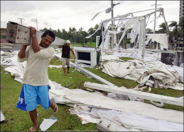 ساکنان مانیل خرابه‌های ناشی از توفان را پاک می‌کنند 
