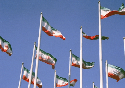 توضیحات مهم درباره طراحی اشتباه پرچم ایران در برخی بیلبوردهای پایتخت | ۳ سازه در کمتر از چند ساعت اصلاح شد