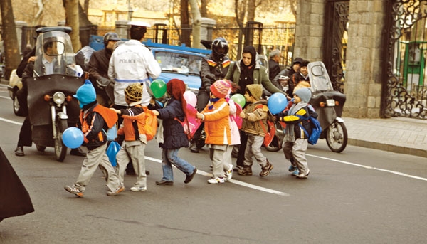 کودکان عبور عرض خیابان