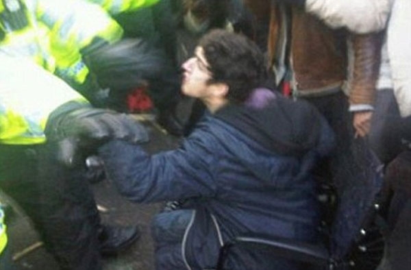 خشم انگلیسی‌ها از برخورد خشن پلیس با دانشجوی فلج