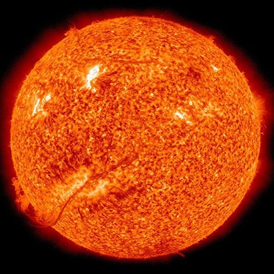 حلقه‌ مغناطیسی از گازهای جرمگین بر روی سطح خورشید