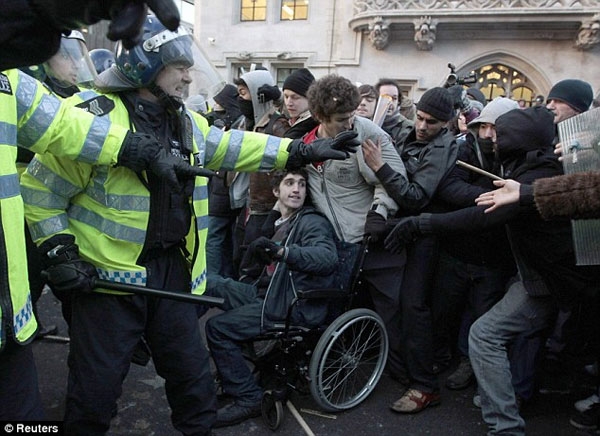 خشم انگلیسی‌ها از برخورد خشن پلیس با دانشجوی فلج