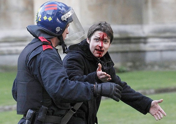 پلیس انگلیس تظاهرات دانشجویان را سرکوب کرد