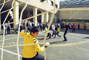 دانش آموزان در حال ورزش