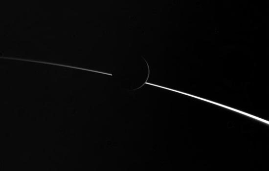 کاسینی از قمر سیاره زحل تصویر برداری کرد