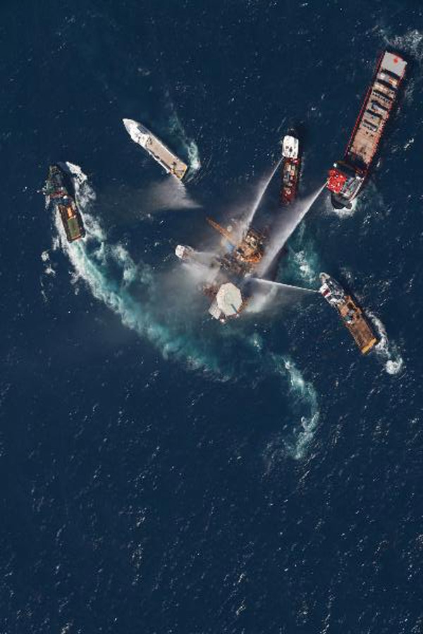 انفجار سکوی نفتی در خلیج مکزیک	