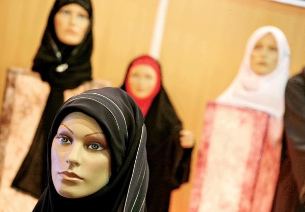 تصاویر | دختران مانکن در فروشگاه‌های تهران | جولان مانکن‌های زنده در ویترین | پلیس این تبلیغ را جرم می‌داند