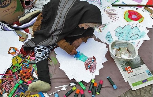 ننه صنوبر با کشیدن نقاشی‌های کودکانه امرار معاش می‌کند