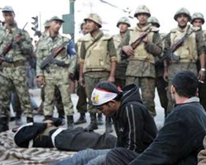 سربازان و معترضان مصری در میدان التحریر درگیر شدند