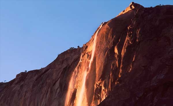 تصاویر شگفت‌انگیز از آبشار آتش 