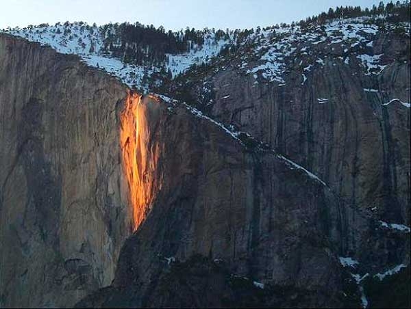 تصاویر شگفت‌انگیز از آبشار آتش 