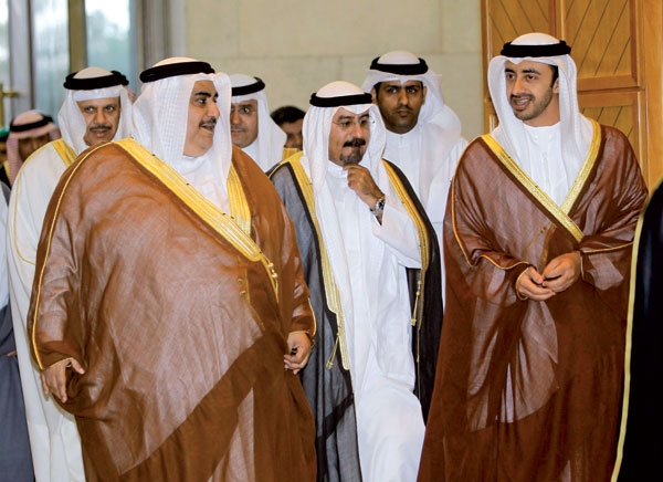 شیخ محمد الصباح، وزیر امور خارجه کویت (وسط) در کنار همتایان بحرینی (چپ) و اماراتی خود (راست)