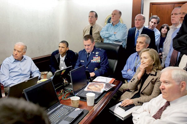 دولت آمریکا  مدعی است، این تصویر تیم امنیتی  اوباما هنگام مشاهده عملیات شکار بن‌لادن است
