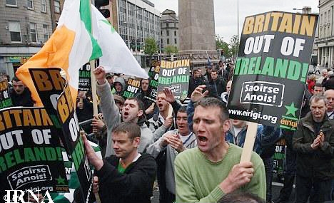 تجمع اعتراض آمیز مردم ایرلند همزمان با ورود ملکه انگلیس به دوبلین