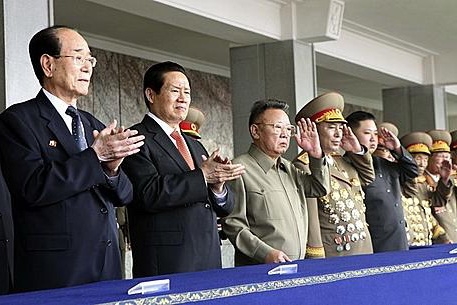 کیم جونگ ایل و مقامات ارشد کره شمالی در حال سان دیدن از رژه ارتش