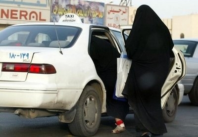 زن سعودی در حال سوار شدن به تاکسی در ریاض