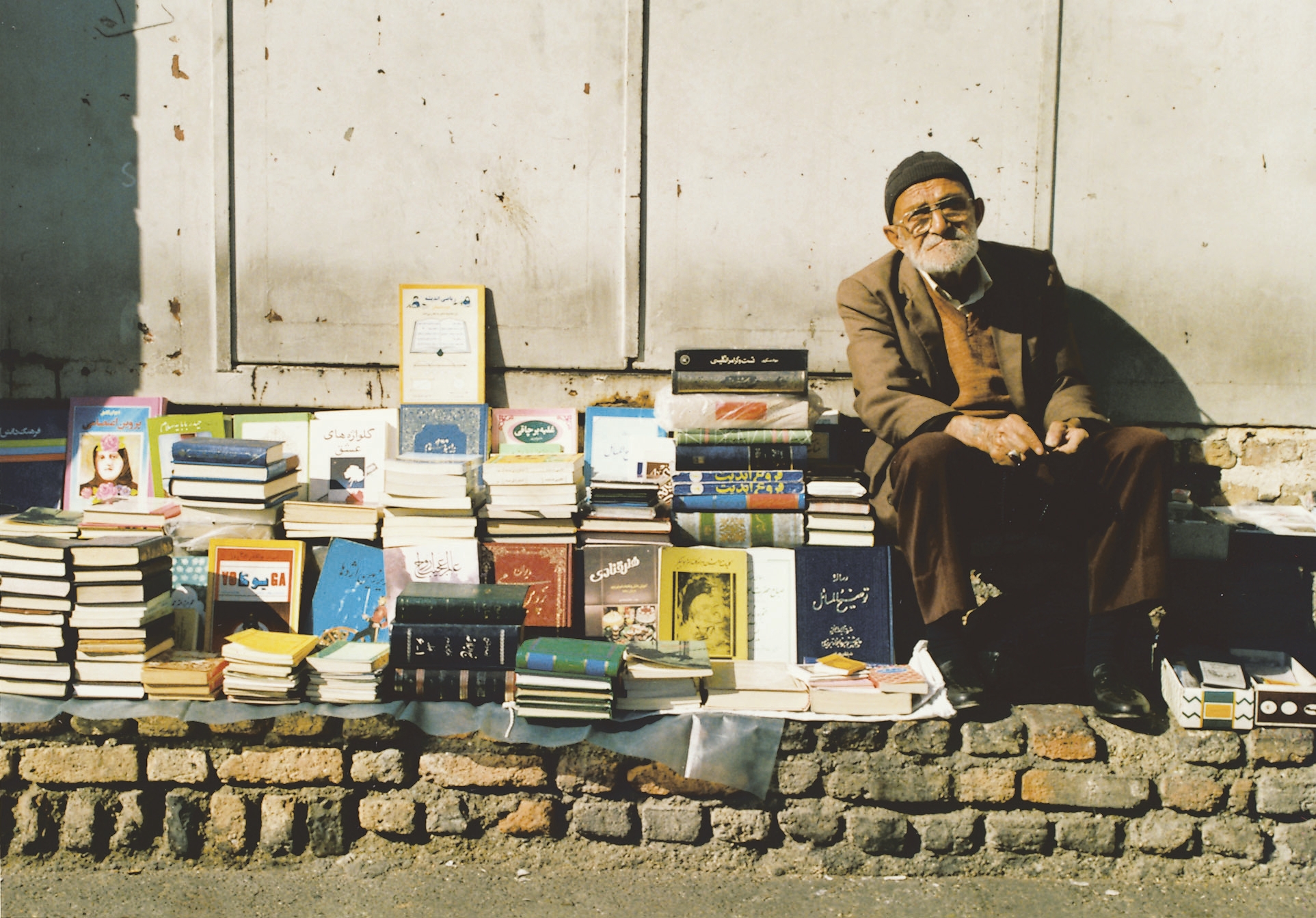 پیرمرد - فروش کتاب