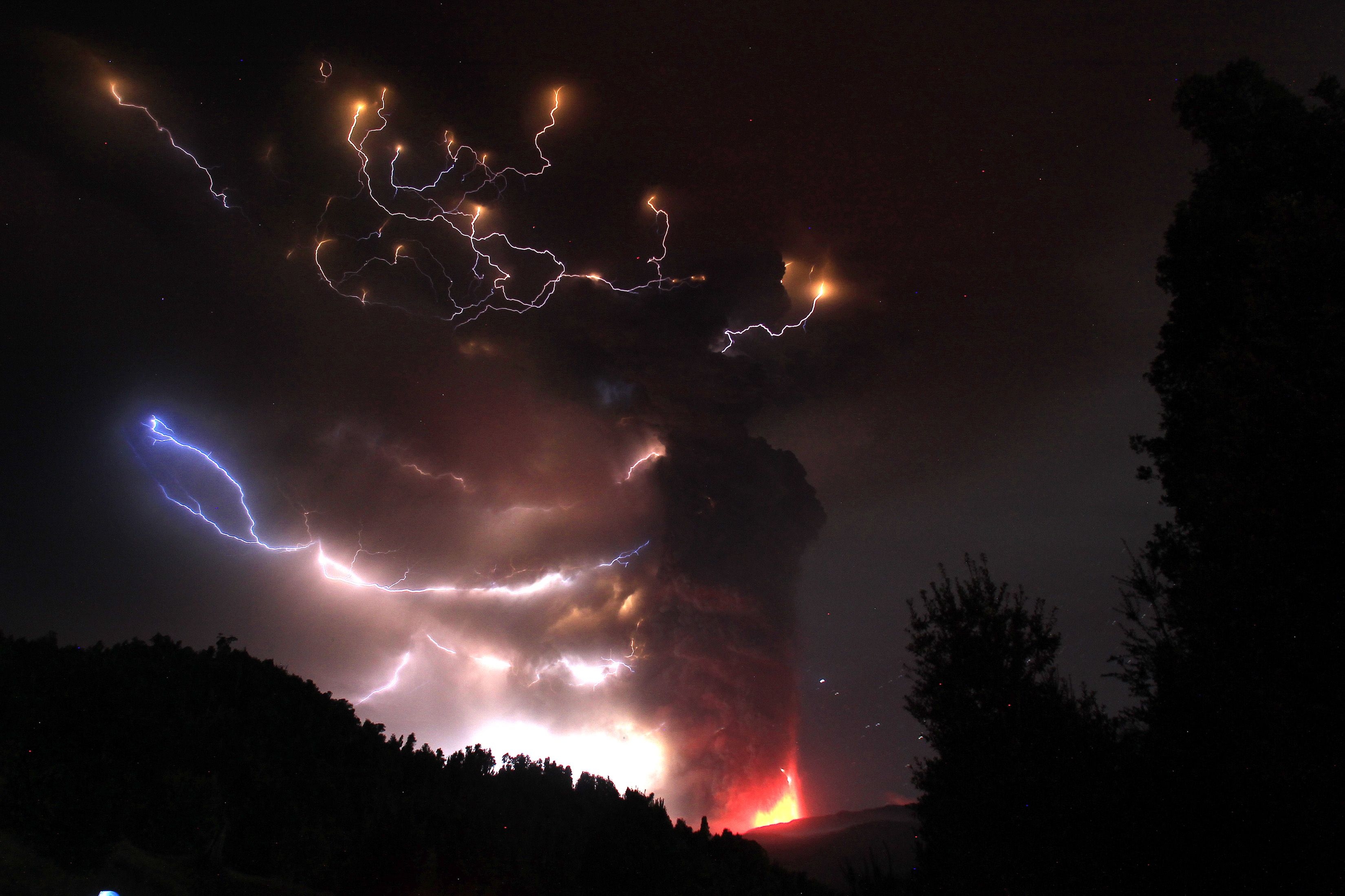 Какое ты природное явление. Вулкан Пуйеуэ. Извержение вулкана Пуйеуэ 2011. Вулкан Пуйеуэ Чили. Необычные природные явления.