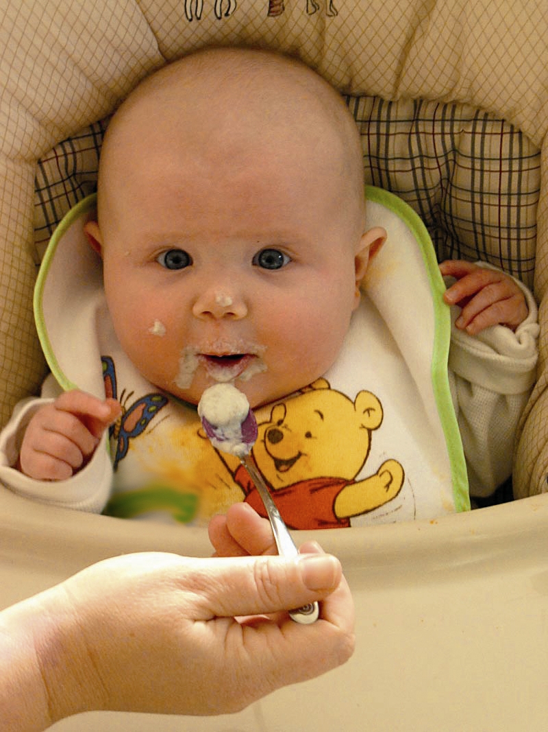 نوزاد - غذا خوردن