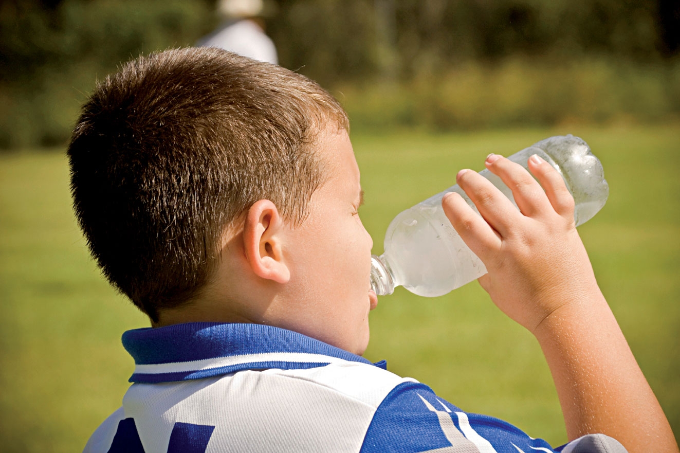 Вода которую мальчик несет. Пить воду. Ребенок пьет воду. Футболисты дети пьют воду. Подросток пьет воду.