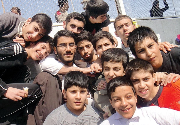 حجت‌الاسلام خلیلی در میان دانش‌آموزانش 