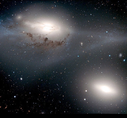 دو کهکشان مارپیچ  "چشمها"