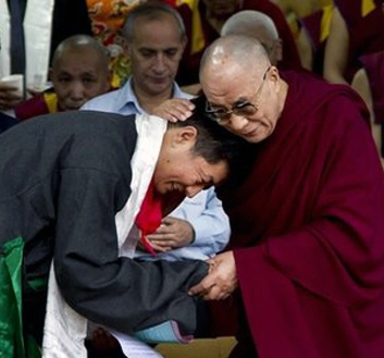  جانشین سیاسی دالایی لاما سوگند یاد کرد      