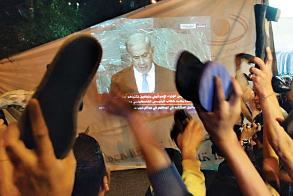 هزاران فلسطینی هنگام سخنرانی نتانیاهو در سازمان ملل، با پرتاب کفش اعتراض کردند.