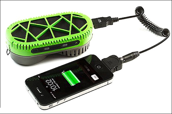شارژ کردن گوشی موبایل با یک قاشق آب