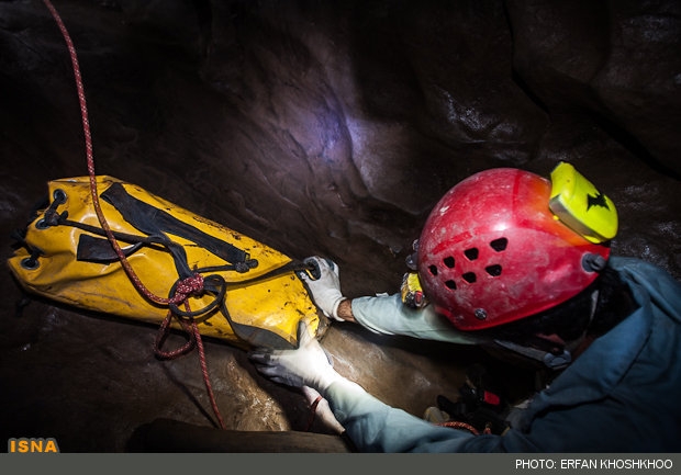 گزارش و تصویر درباره تنها بانوی غواص غارنورد ایران