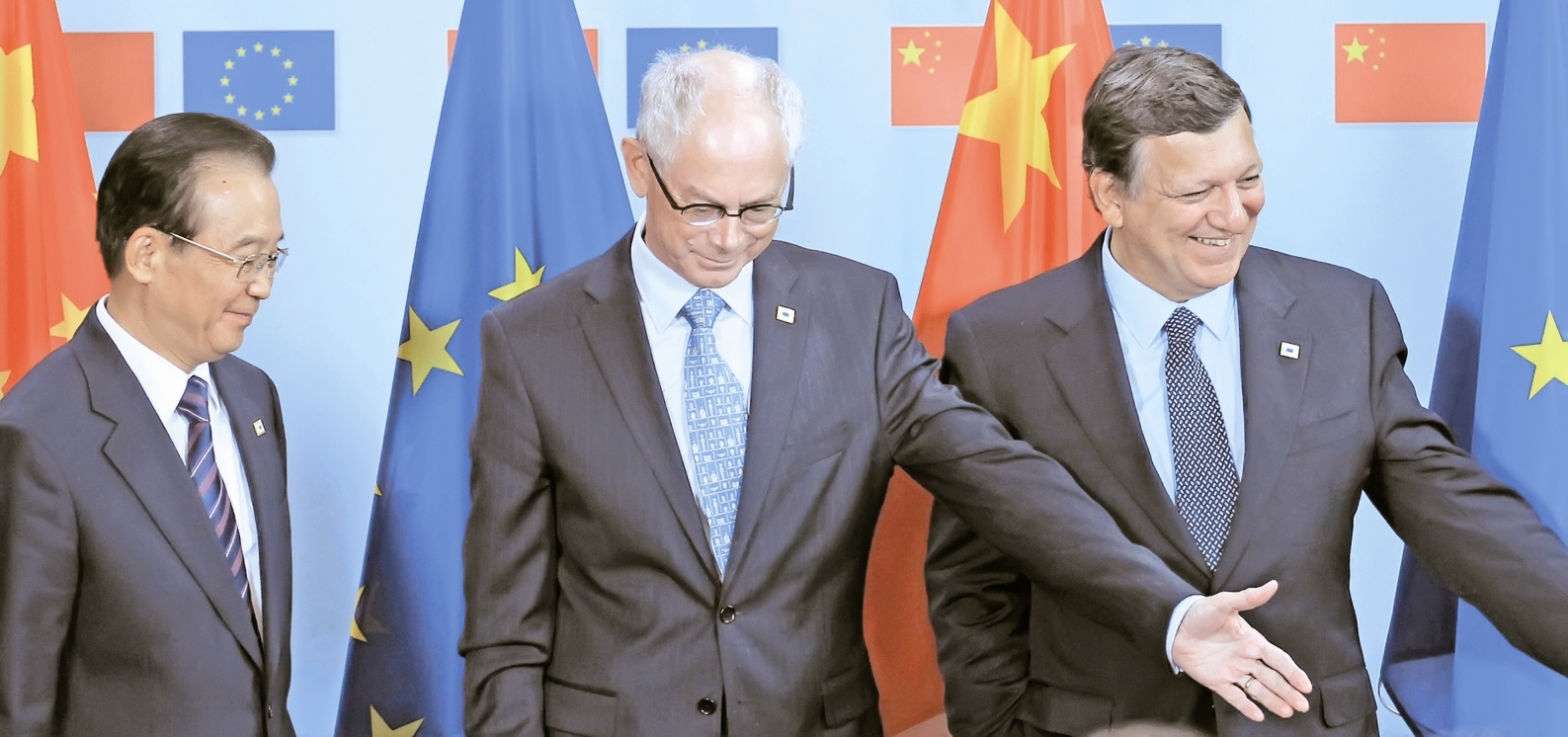 رهبران اروپای بحران زده برای دریافت کمک مالی از چین در یک سال گذشته ساعت‌ها با نخست وزیر چین گفت‌و گ