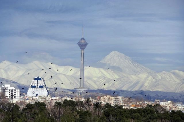 تصاویر زیبا از چهار فصل بلندترین آسمان‌خراش ایران