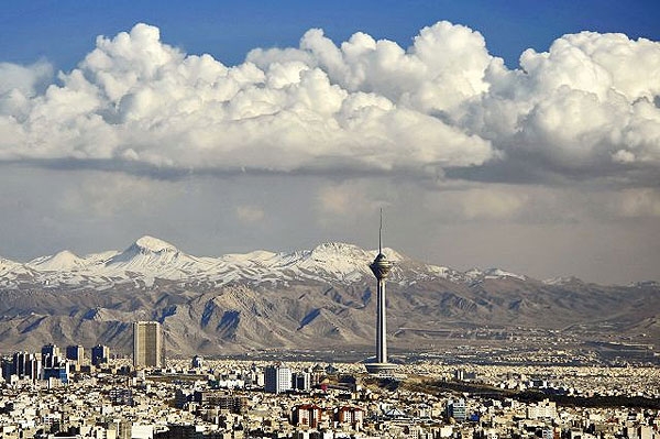 تصاویر زیبا از چهار فصل بلندترین آسمان‌خراش ایران