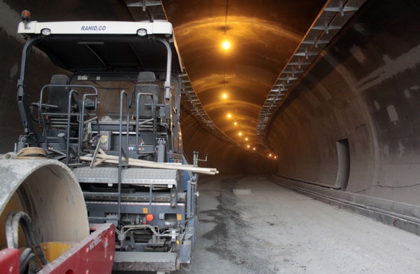 تصاویر همشهری آنلاین از عملیات روکش آسفالت تونل نیایش