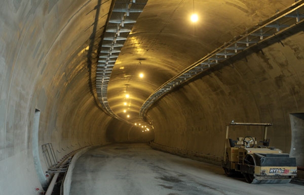 تصاویر همشهری آنلاین از عملیات روکش آسفالت تونل نیایش