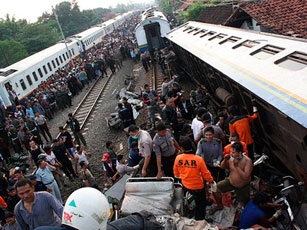مرگ ۴۷ کودک در تصادف اتوبوس با یک قطار در مصر