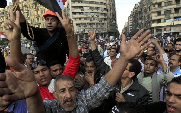 جنگ خیابانی در مصر؛ گاز اشک آور در میدان التحریر