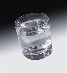 چطور لکه‌های آب سخت را از روی لیوان تمیز کنیم؟