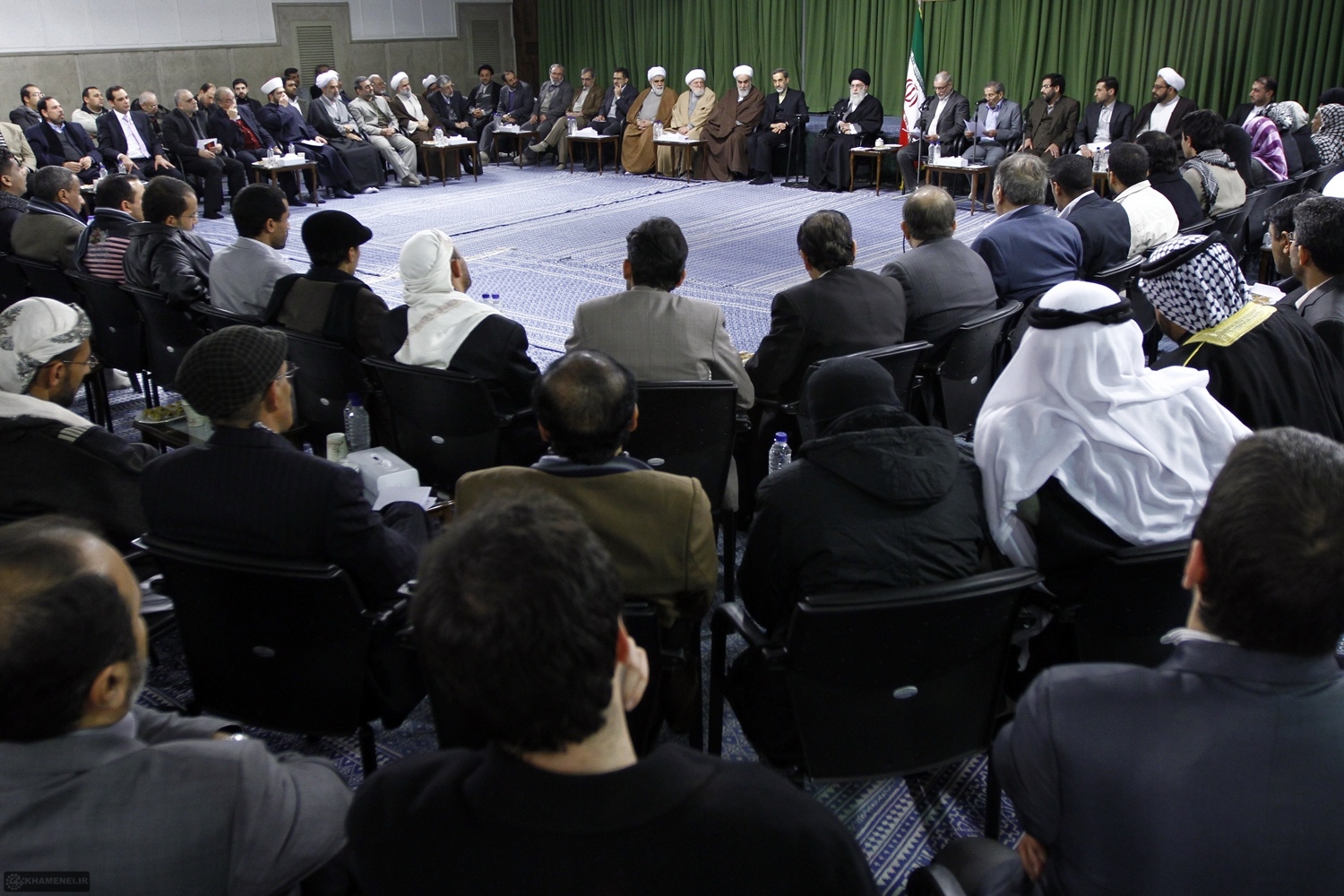 تصاویر دیدار شعرای همایش بین‌المللی شعر بیداری اسلامی با رهبری